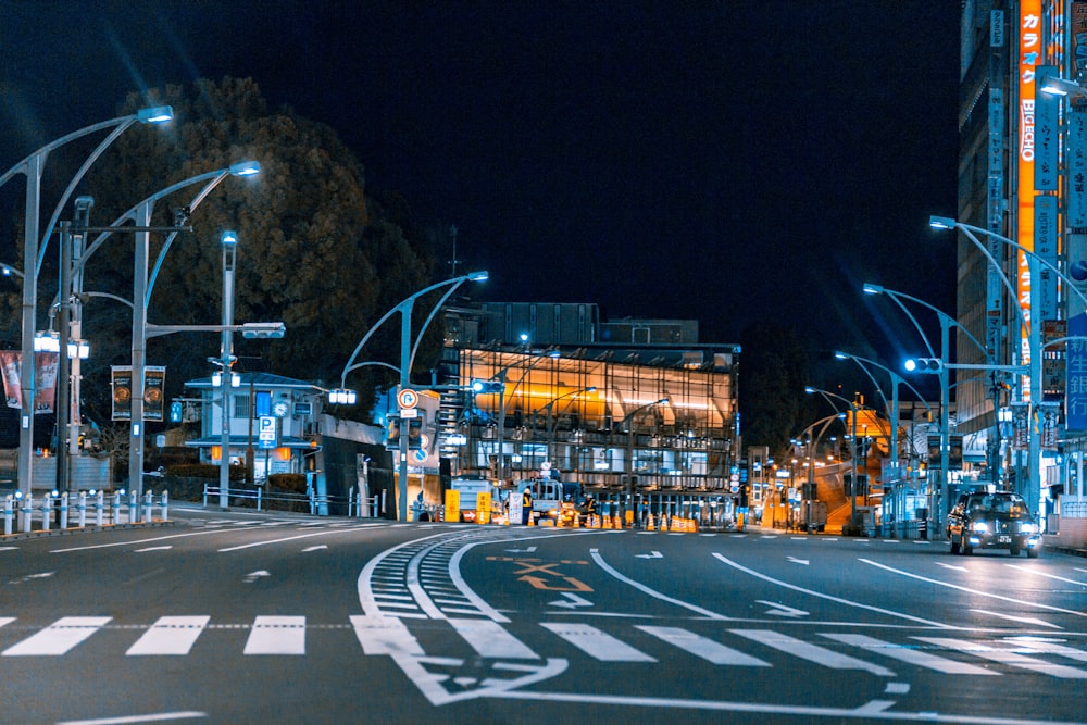 Laternenpfahl neben der Straße in der Nacht eingeschaltet