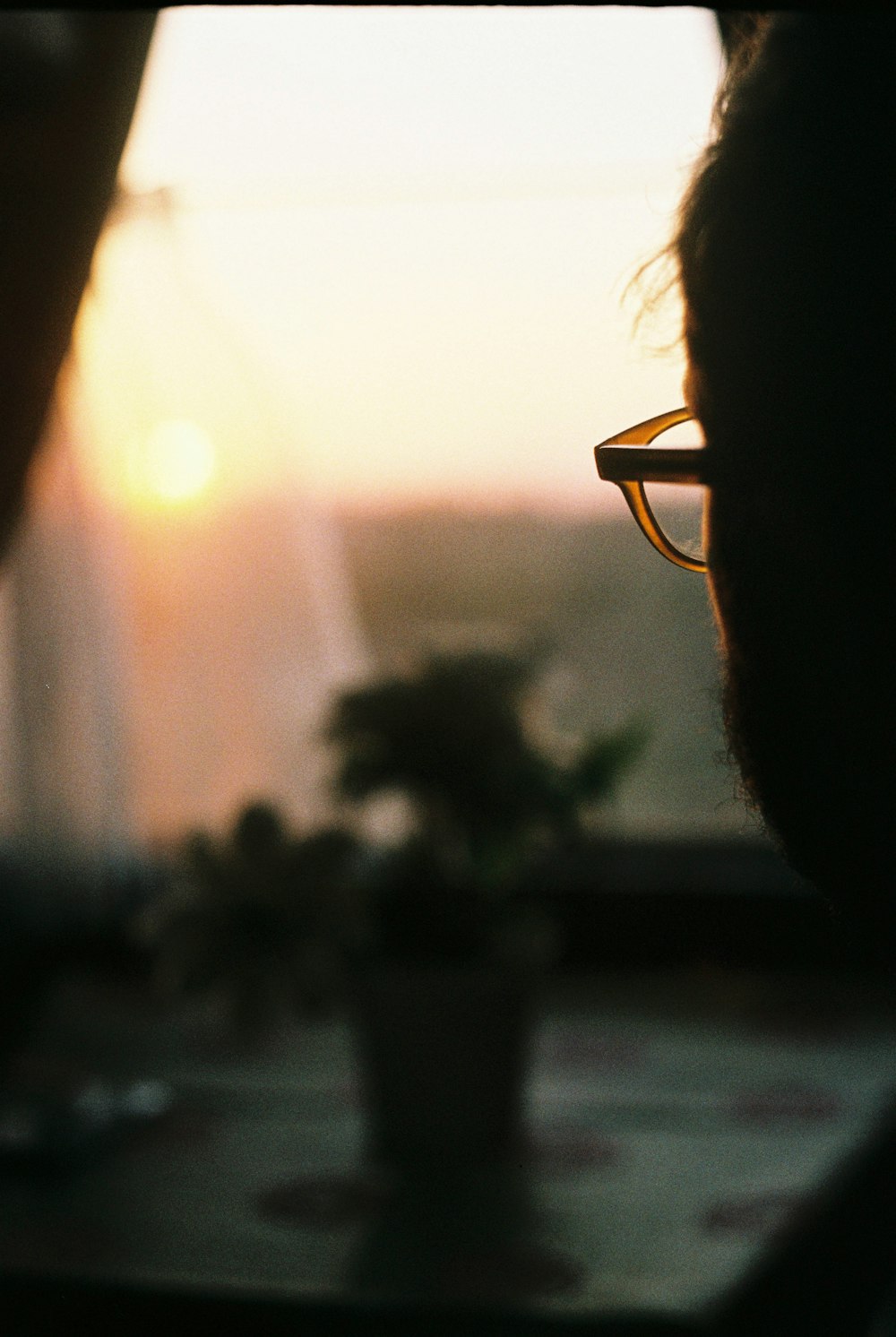 Fotografía de enfoque selectivo de las gafas del hombre