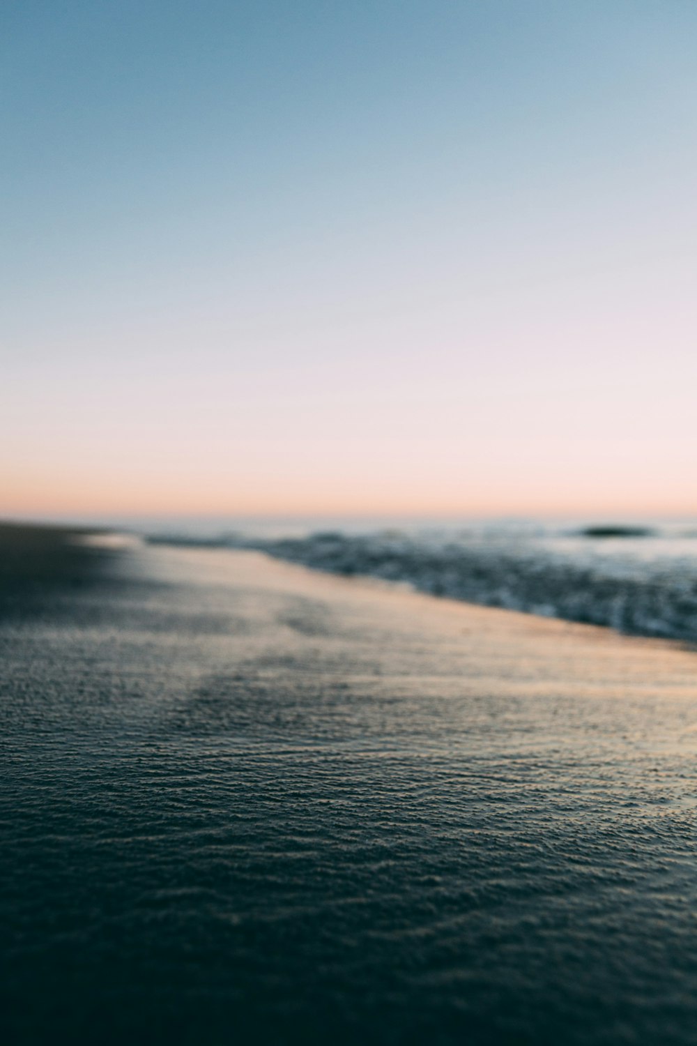Selektive Fokusfotografie von schwarzem Strandsand