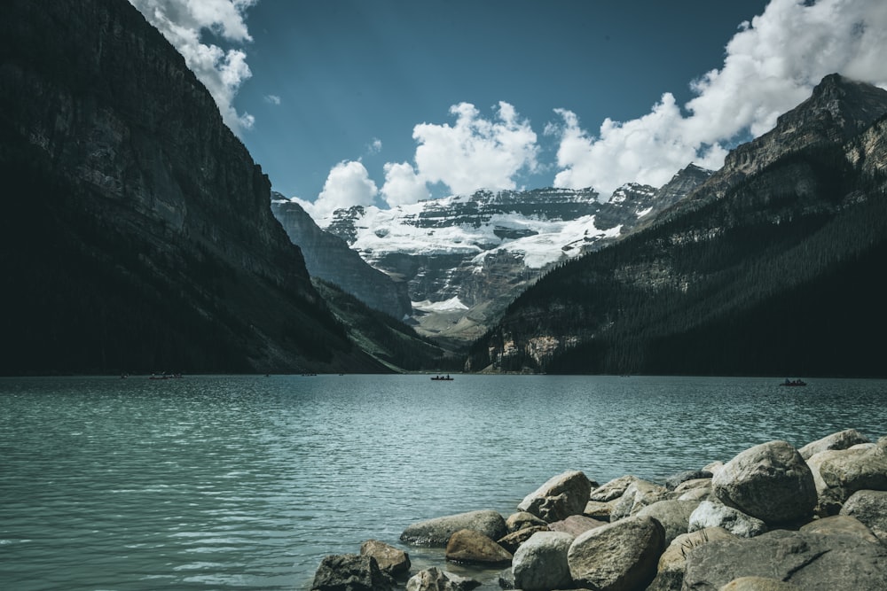 fotografia de paisagem do corpo de água entre montanhas