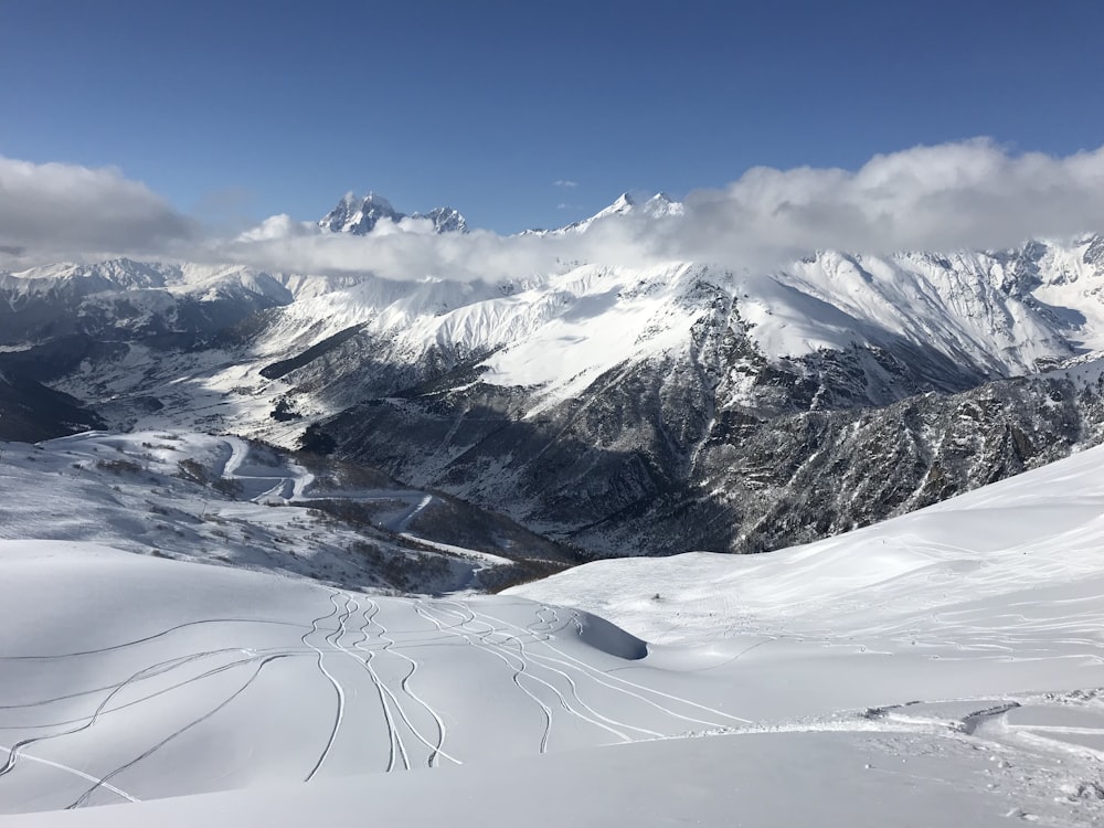 fotografía de paisaje de nieve cubierta de montaña