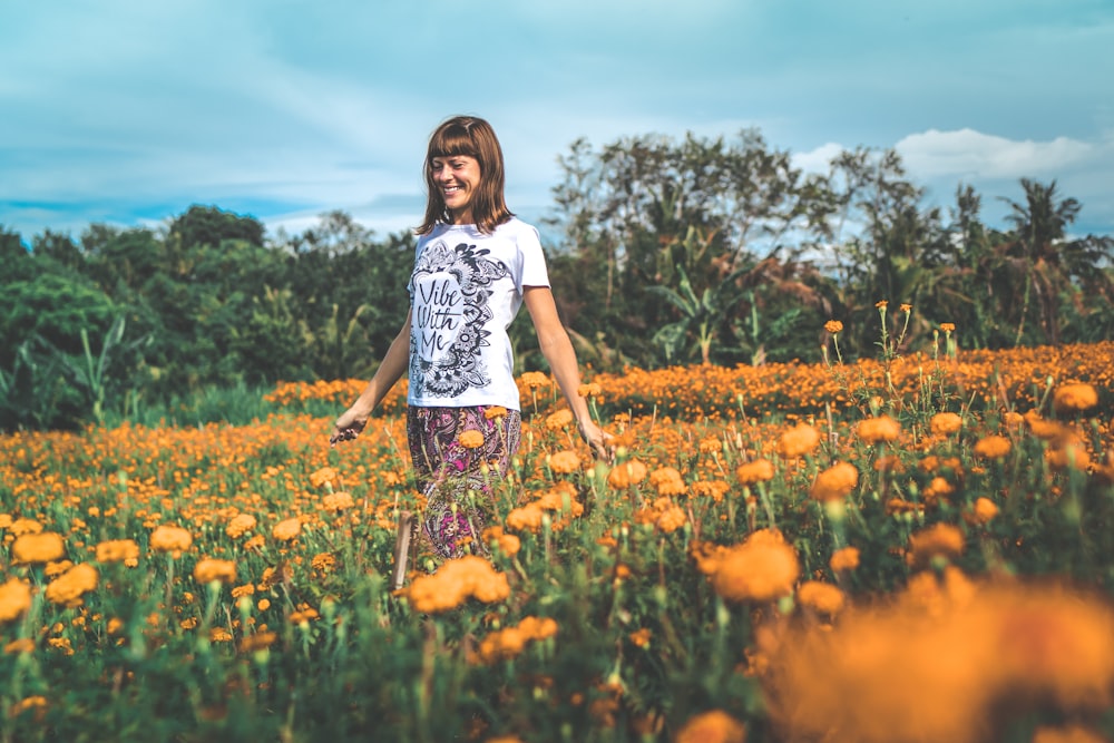 donna in piedi sul campo di fiori
