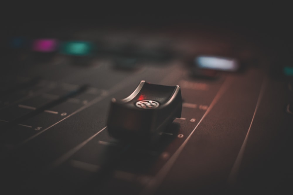 Fotografia de foco seletivo do console de mixagem