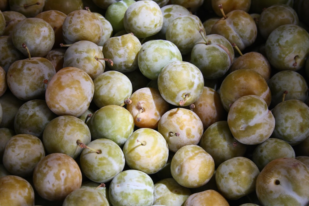 tas de fruits bruns et verts