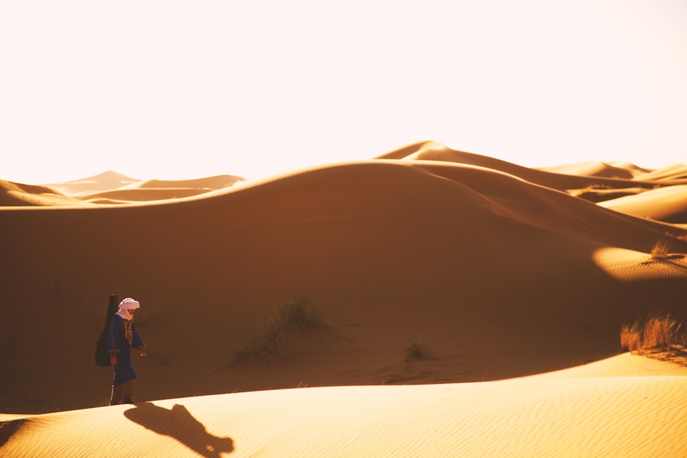 낮에 사막을 걷는 남자