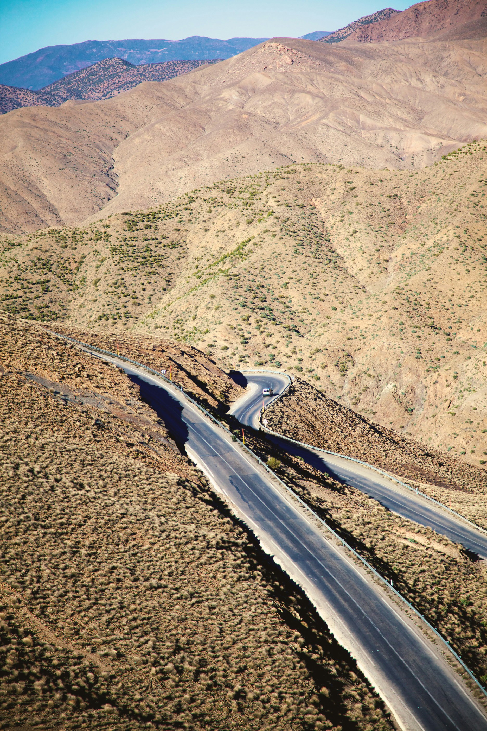 Fotografía a vista de pájaro de la carretera cerca de las montañas