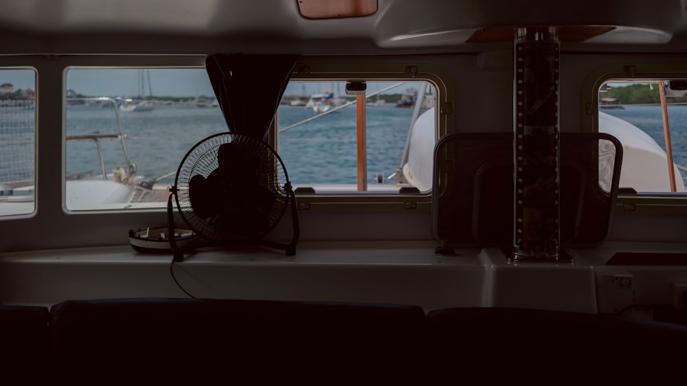 foto in condizioni di scarsa illuminazione del ventilatore sul tavolo all'interno della barca