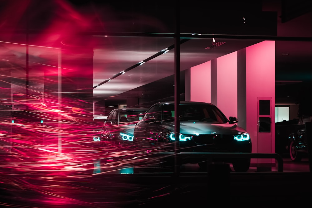 Fotografía de dos coches en el interior del edificio