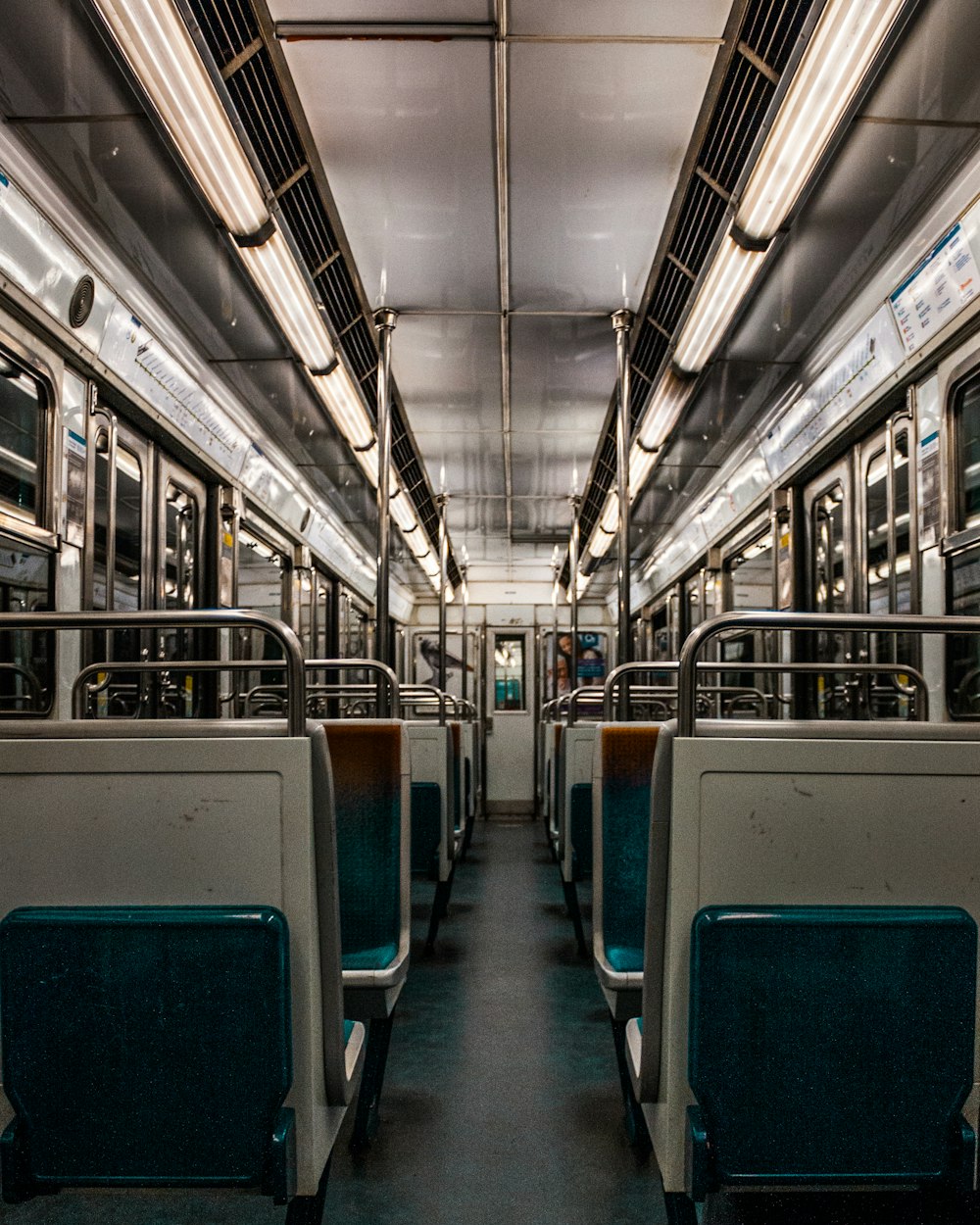 Chaises de train blanches et bleues