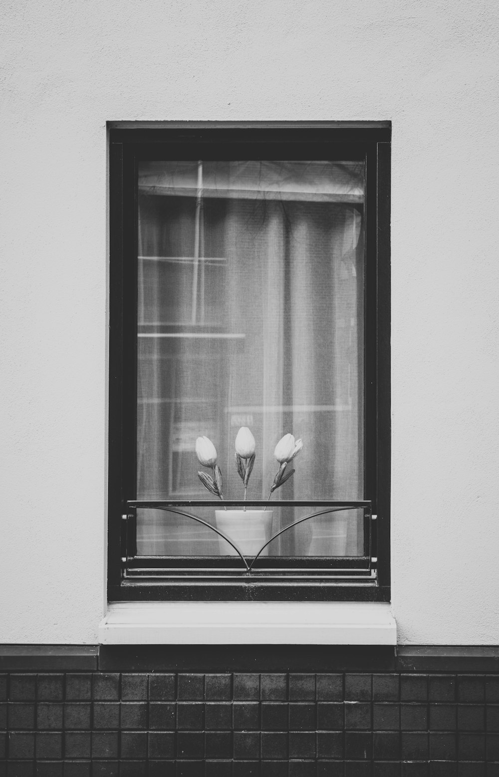 Fotografía en escala de grises del marco de la ventana negra