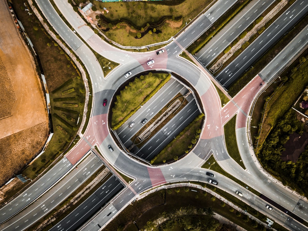 fotografia aérea de veículos rodando em rota de cruzamento de veículos durante o dia