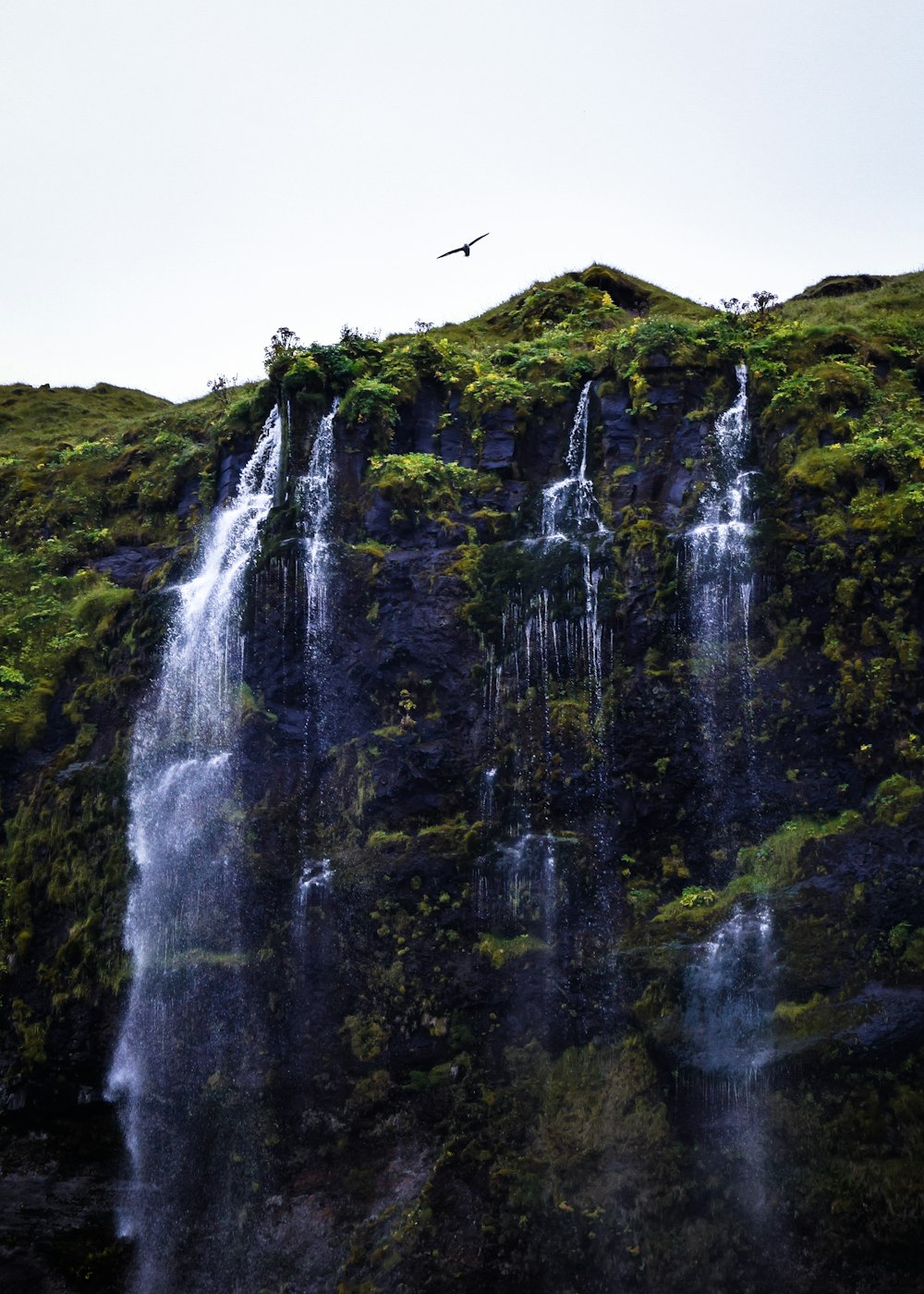 流れる多層滝のタイムラプス撮影