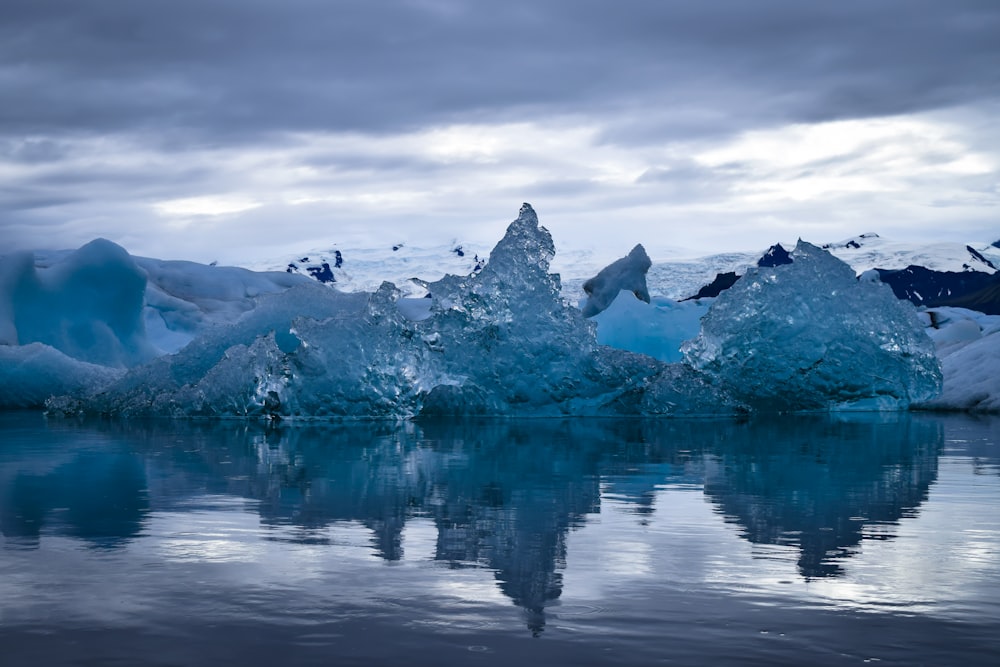 Céu nublado acima do glaciar