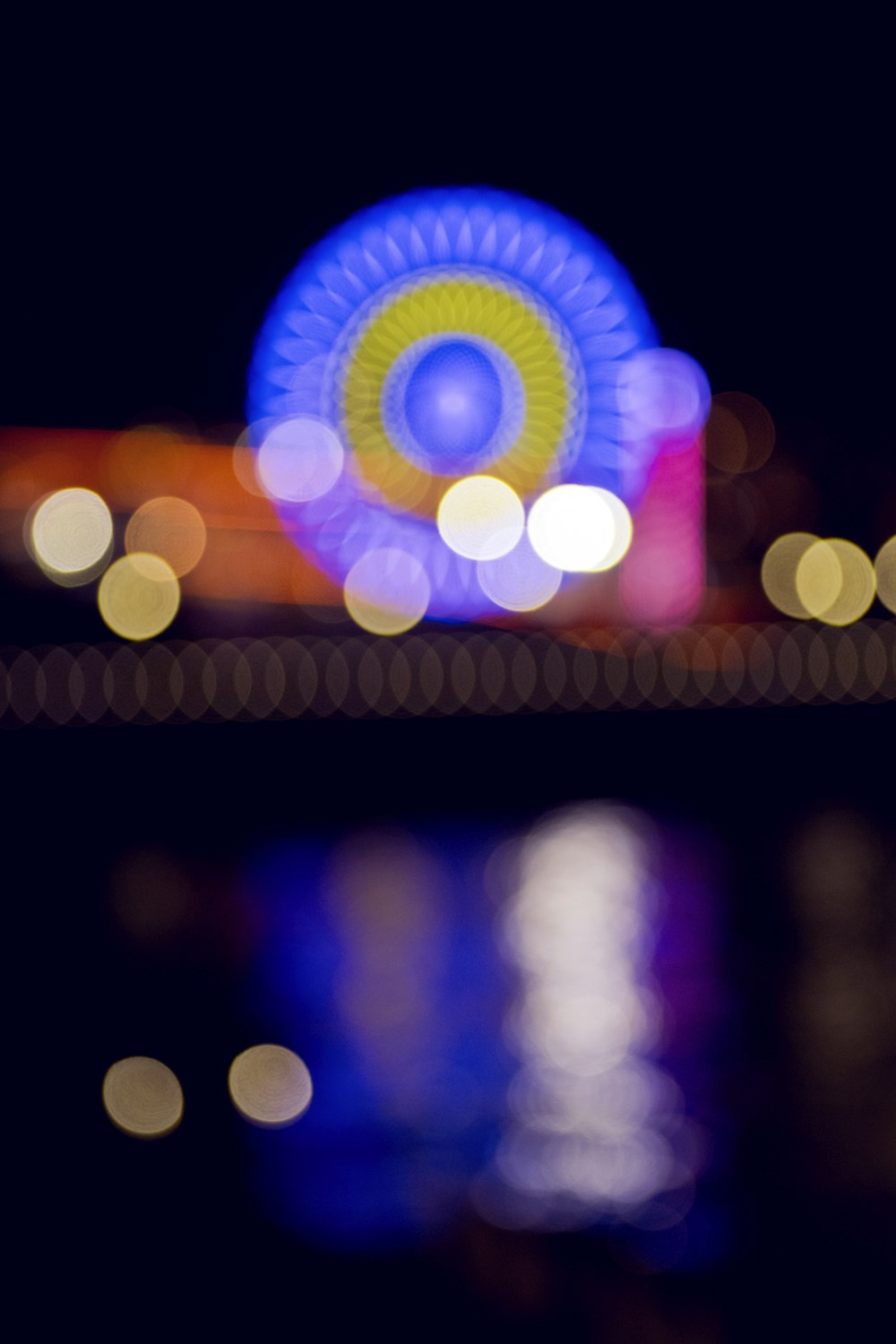 Una foto sfocata di una ruota panoramica di notte