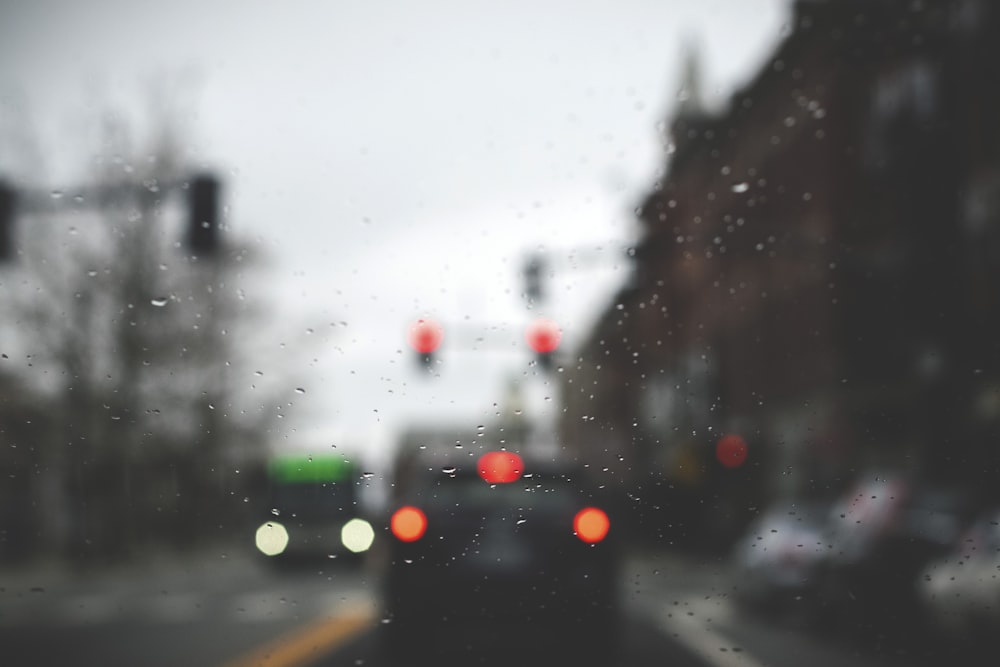 uma imagem desfocada de uma rua da cidade com semáforos