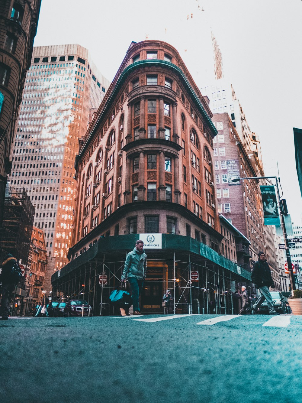 homem andando na faixa de pedestres através do edifício da plataforma