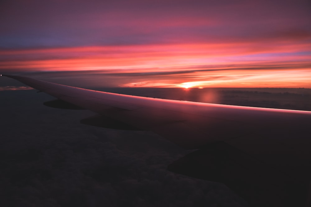 Vista de la puesta de sol naranja desde el avión