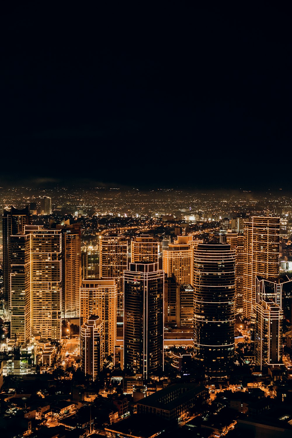 edificios de la ciudad durante la noche