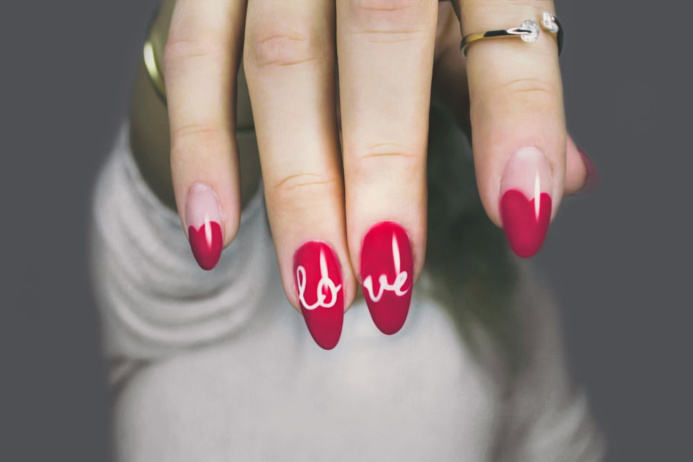 Fotografía de enfoque selectivo de manicura rosa de mujer