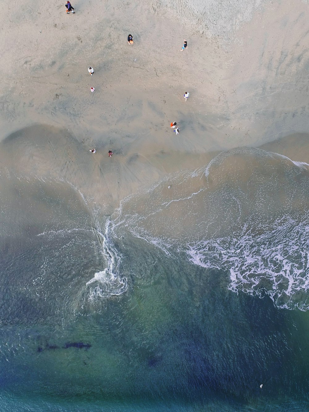 Luftaufnahme von Menschen an der Küste