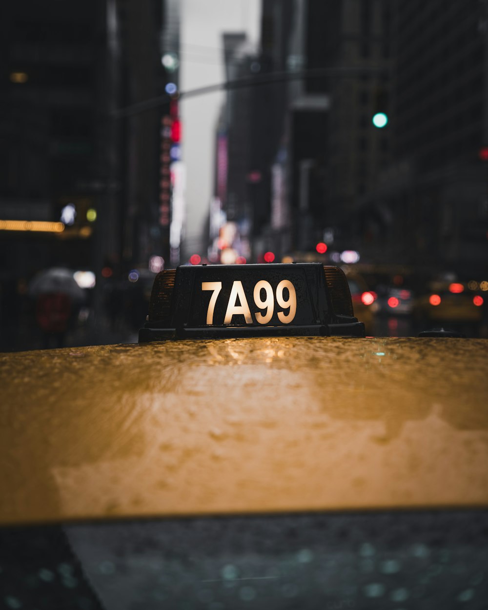 Photographie à mise au point peu profonde d’une voiture jaune