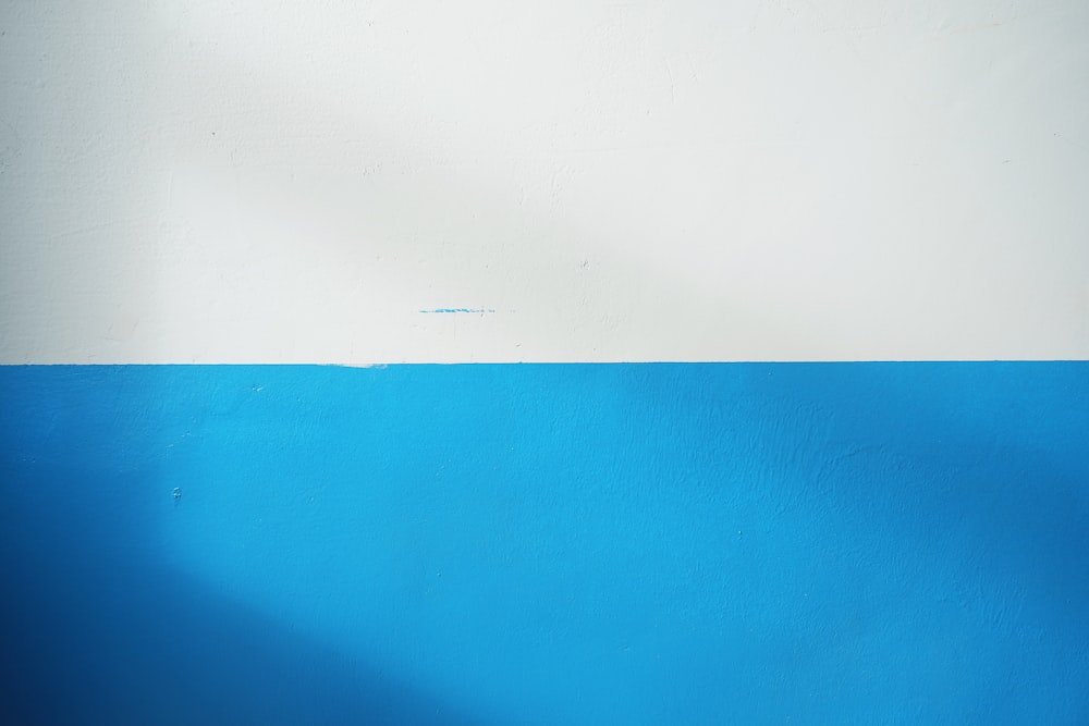 weiße und blaue Wandfarbe