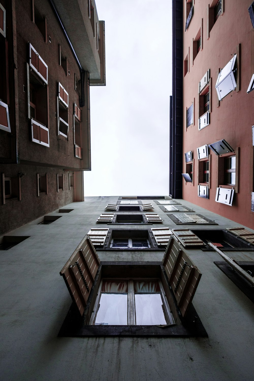 낮에 창문이 열린 건물의 로우 앵글 사진