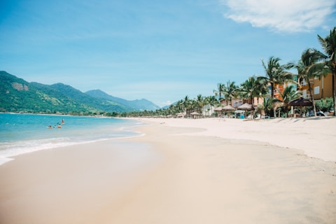 paisagem praia e montanha formato 3:4