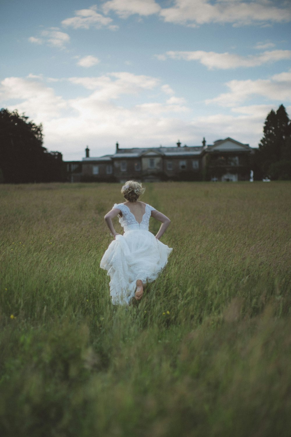 Frau läuft auf dem Feld