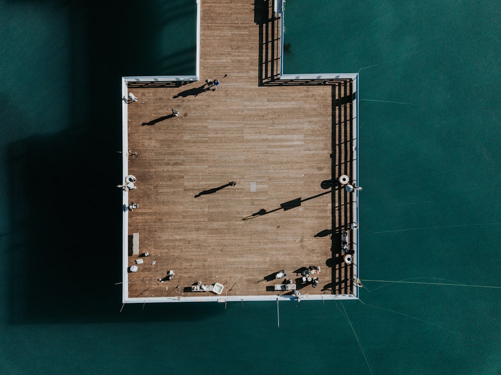 Fotografía a vista de pájaro de muelle de madera en el cuerpo de agua