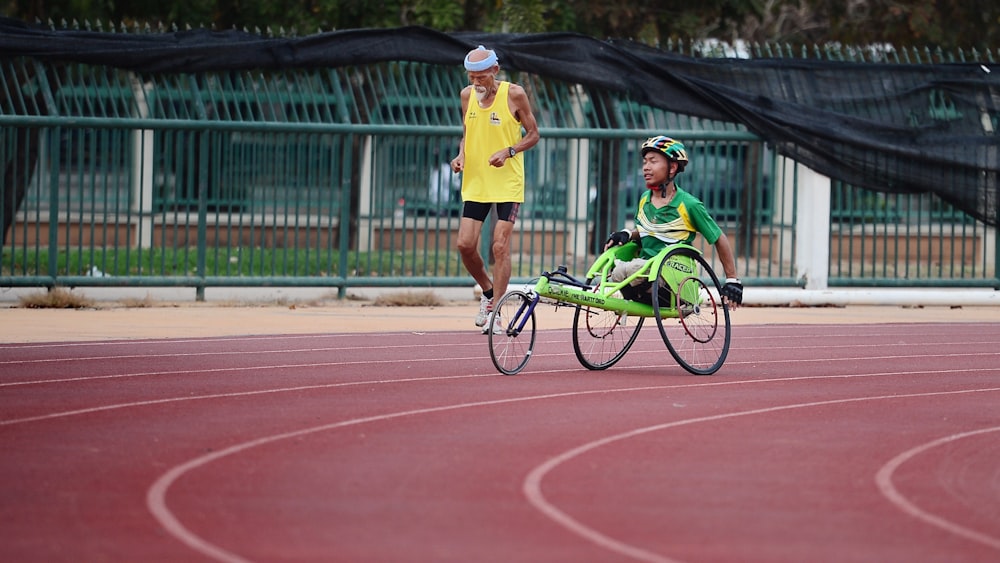 Mann mit grünem Rollstuhl zum Gehen