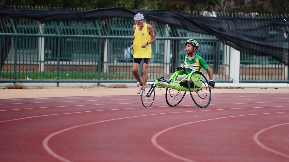 Hombre usando silla de ruedas verde para caminar