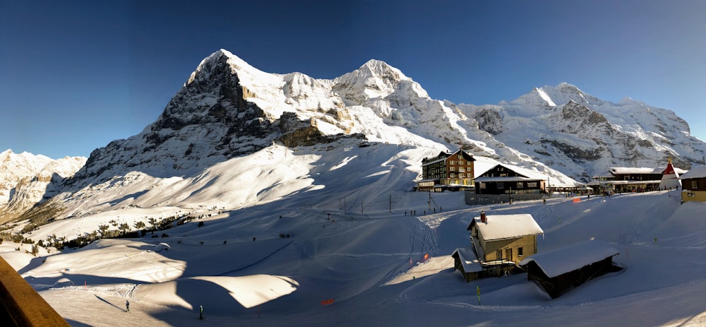 Häuser auf schneebedeckten Bergen