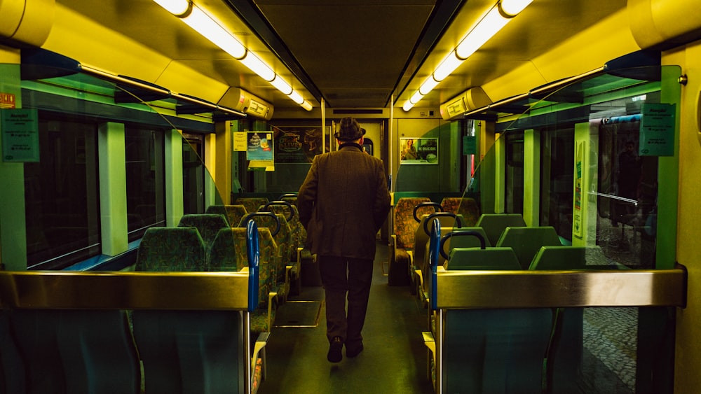 homme marchant à l’intérieur du train