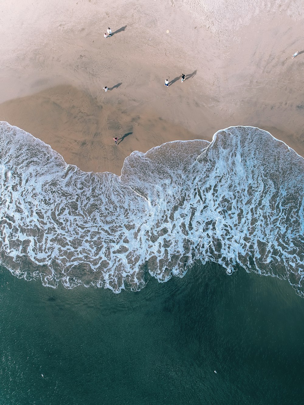 Luftaufnahmen von Menschen am Strand