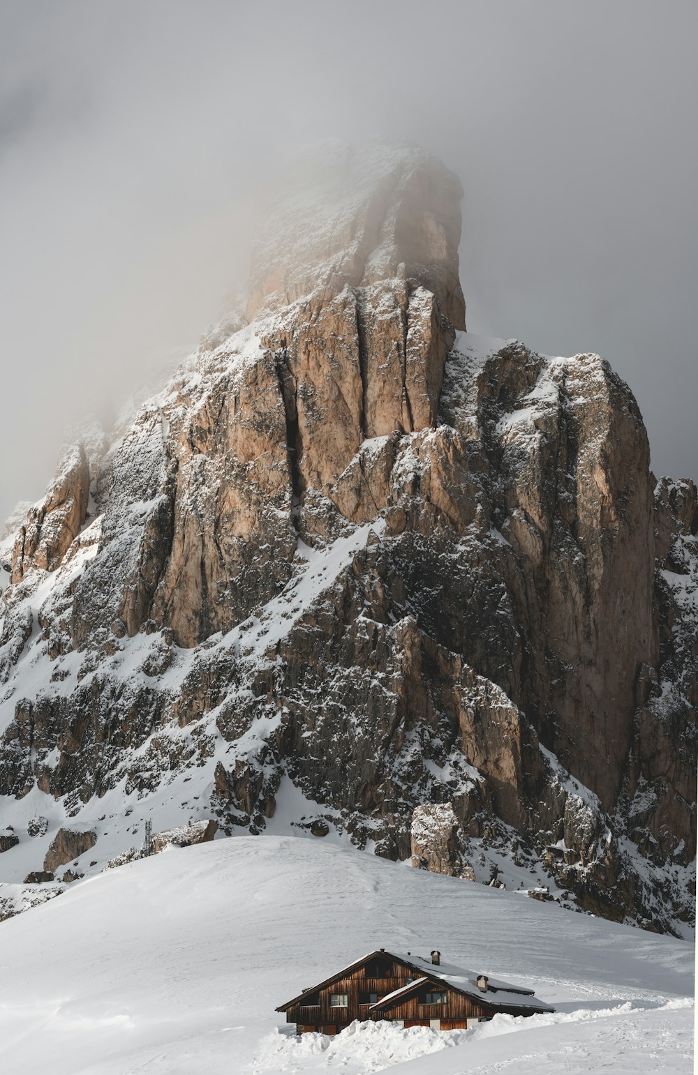 Foto de montaña cubierta de nieve
