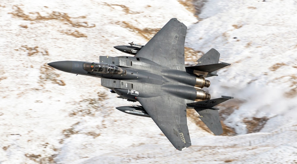 Fliegender schwarzer F14 Kater am Himmel