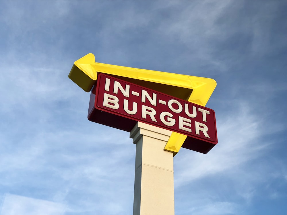 Signalétique In-N-Out Burger jaune et rouge
