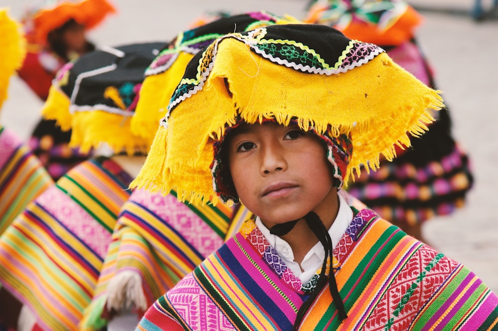 Niño en traje tradicional en fotografía de enfoque superficial