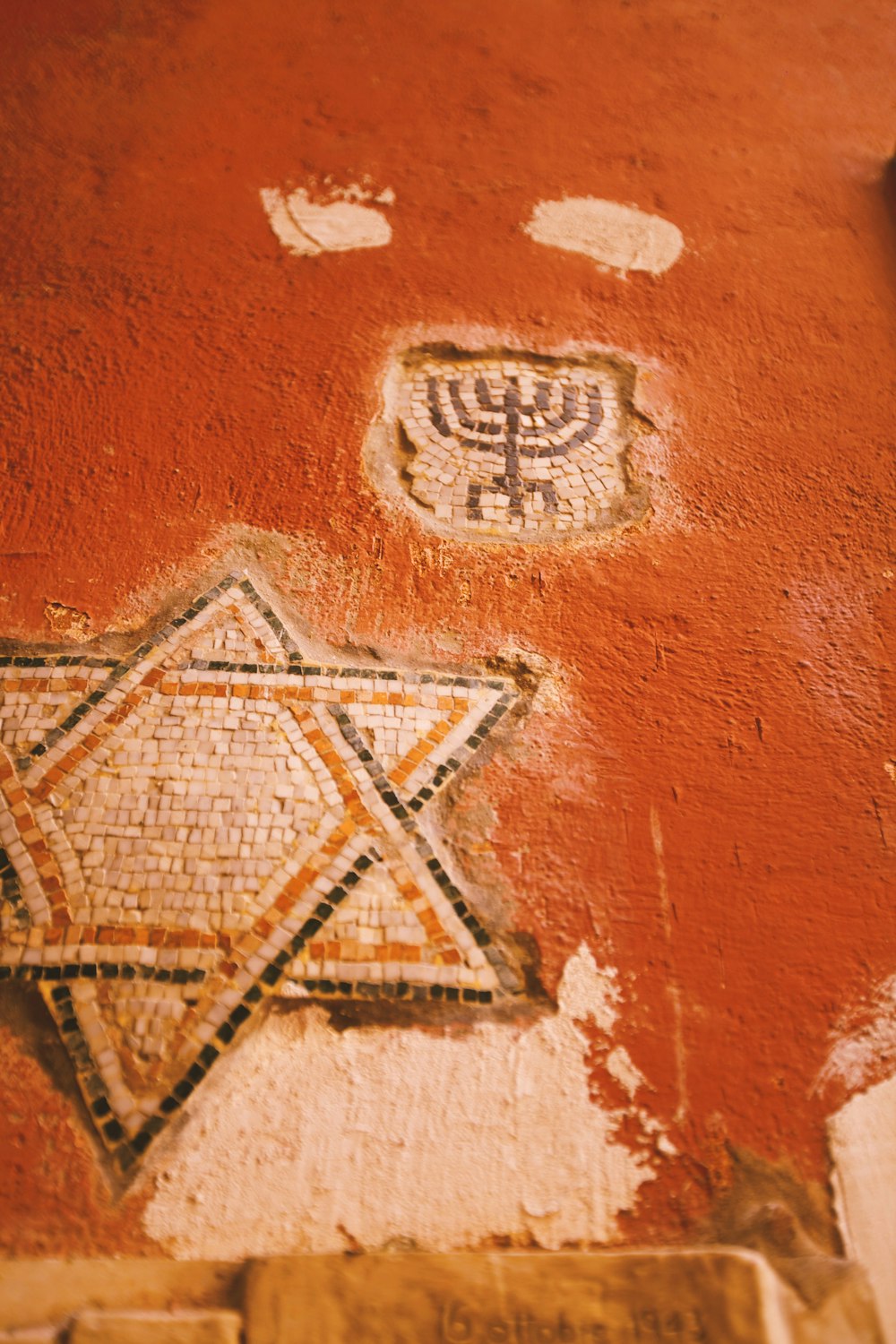 壁に描かれたダビデの星の写真