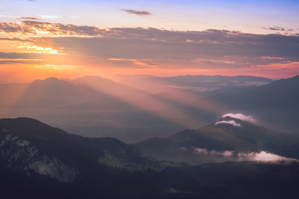 rayos de sol en la ilustración de la montaña