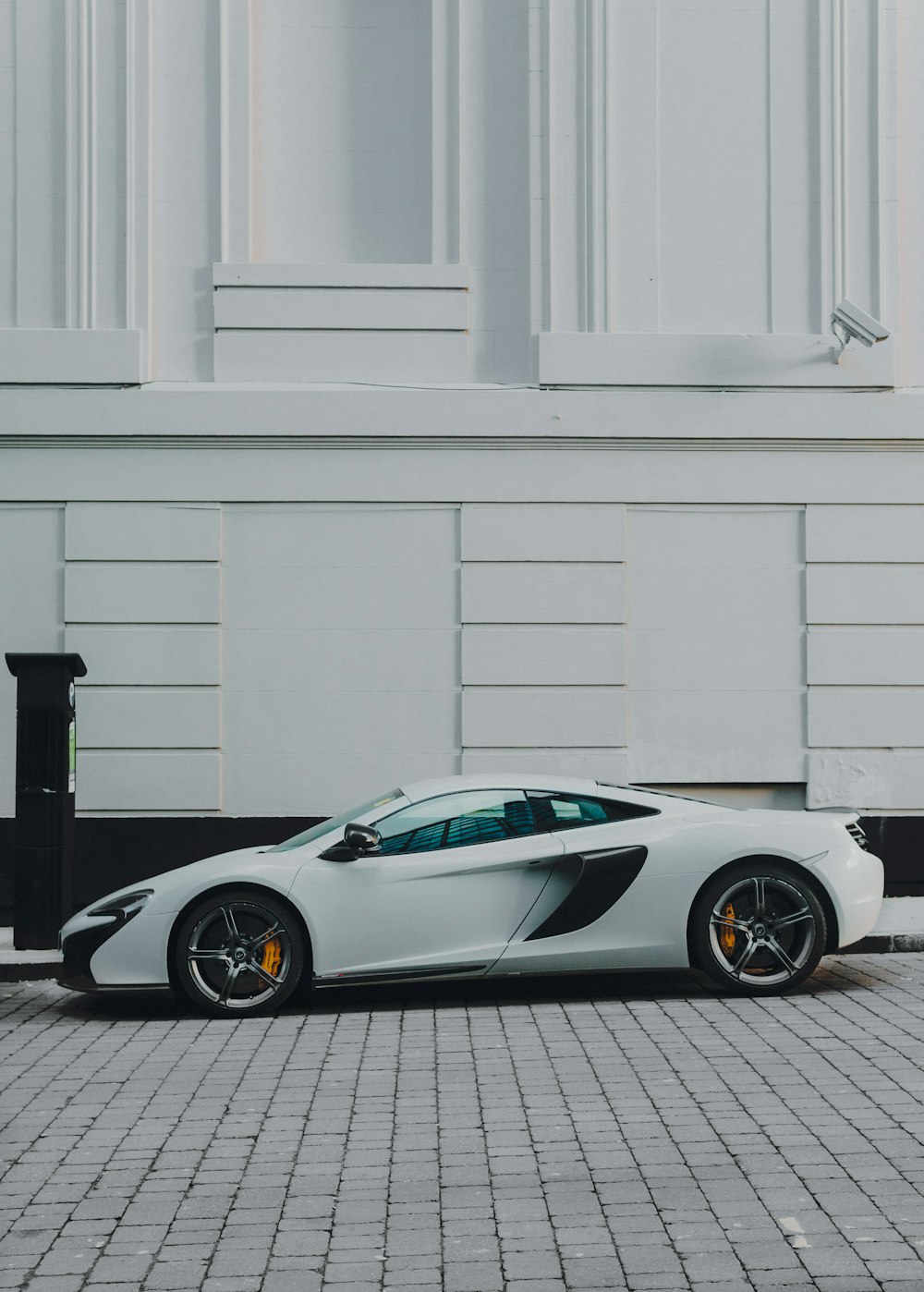 Coupé blanc et noir à côté de la peinture blanche