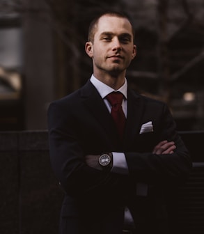 man wearing black notched lapel suit jacket in focus photography