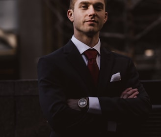 man wearing black notched lapel suit jacket in focus photography