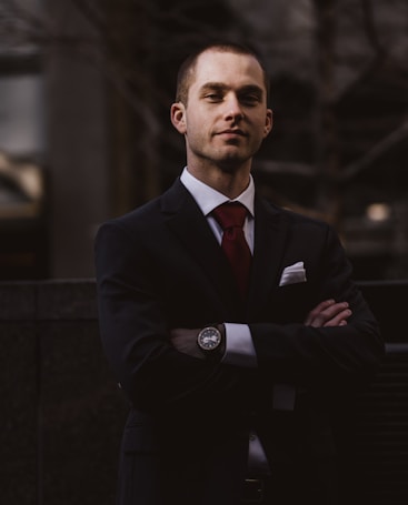 man wearing black notched lapel suit jacket in focus photography