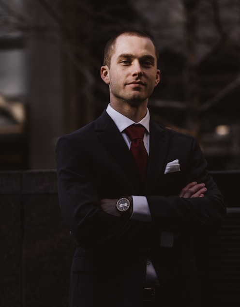 man wearing black notched lapel suit jacket in focus photography