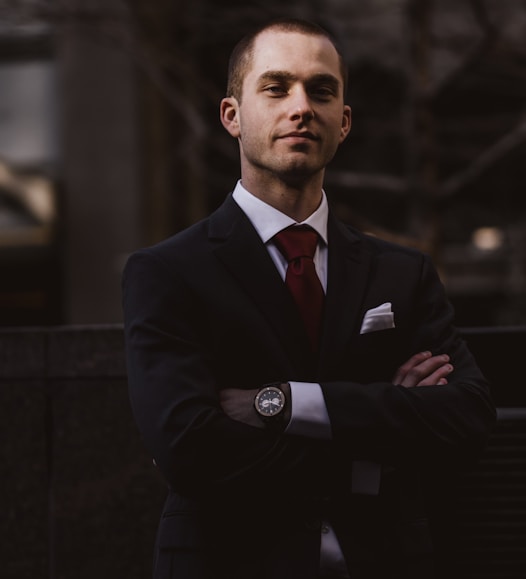 man wearing black notched lapel suit jacket in focus photography