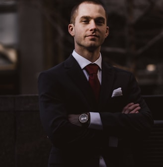 man wearing black notched lapel suit jacket in focus photography