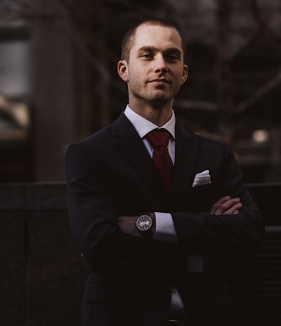 man wearing black notched lapel suit jacket in focus photography