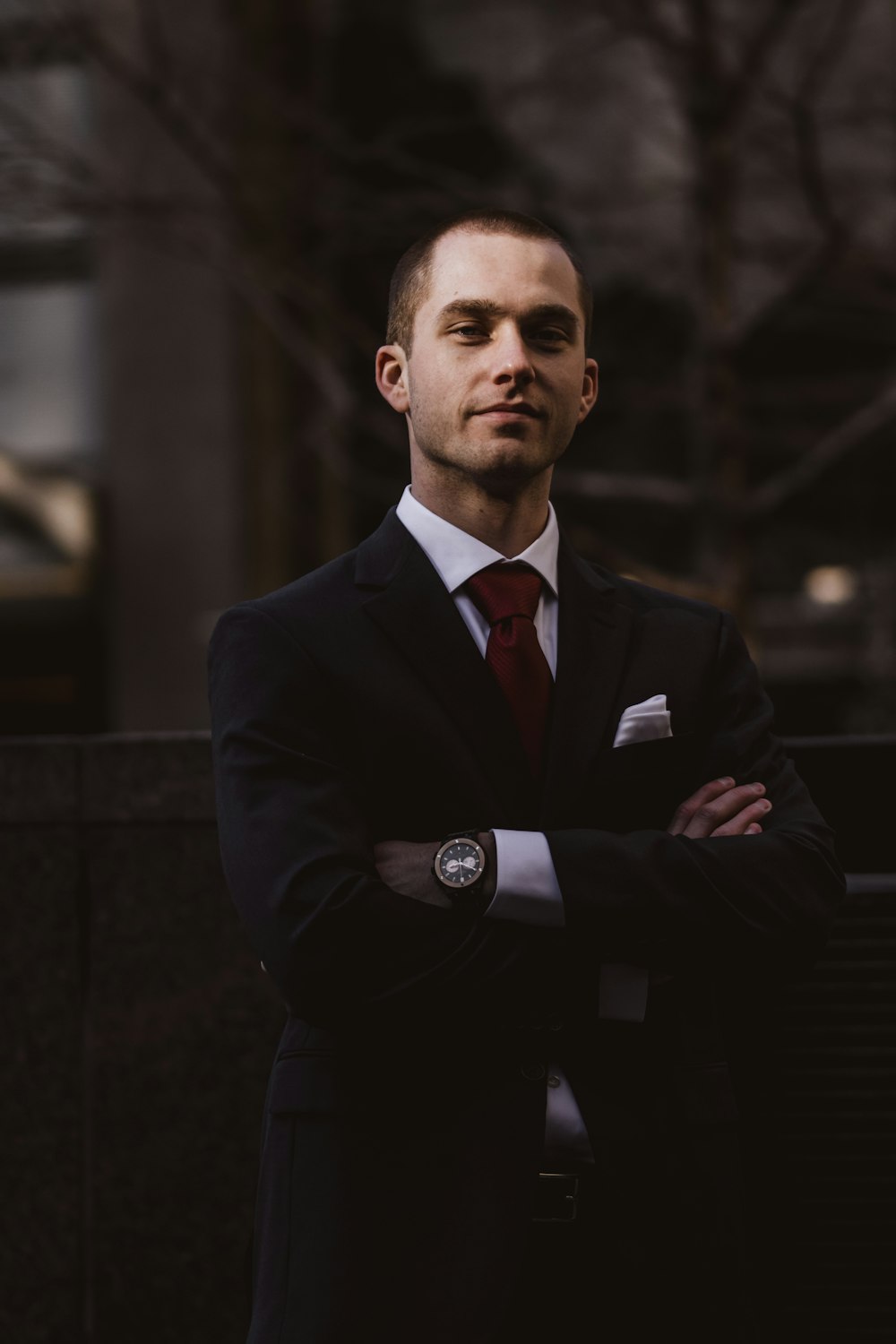 man wearing black notched lapel suit jacket in focus photography